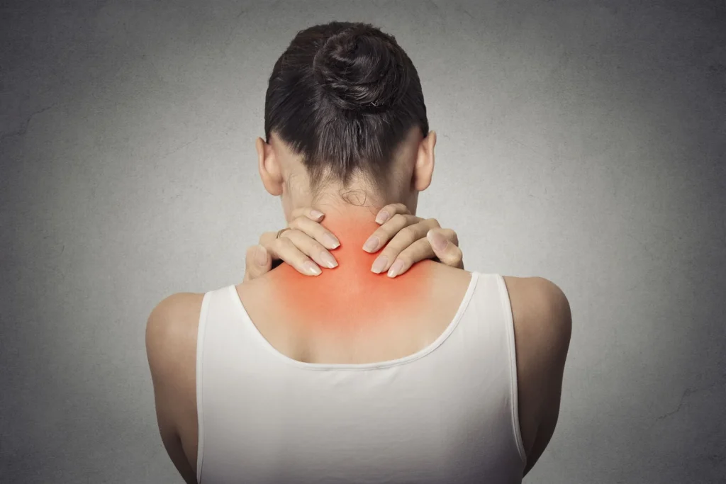 Mulher com dor de cabeça de origem cervical — cefaleia cervicogênica