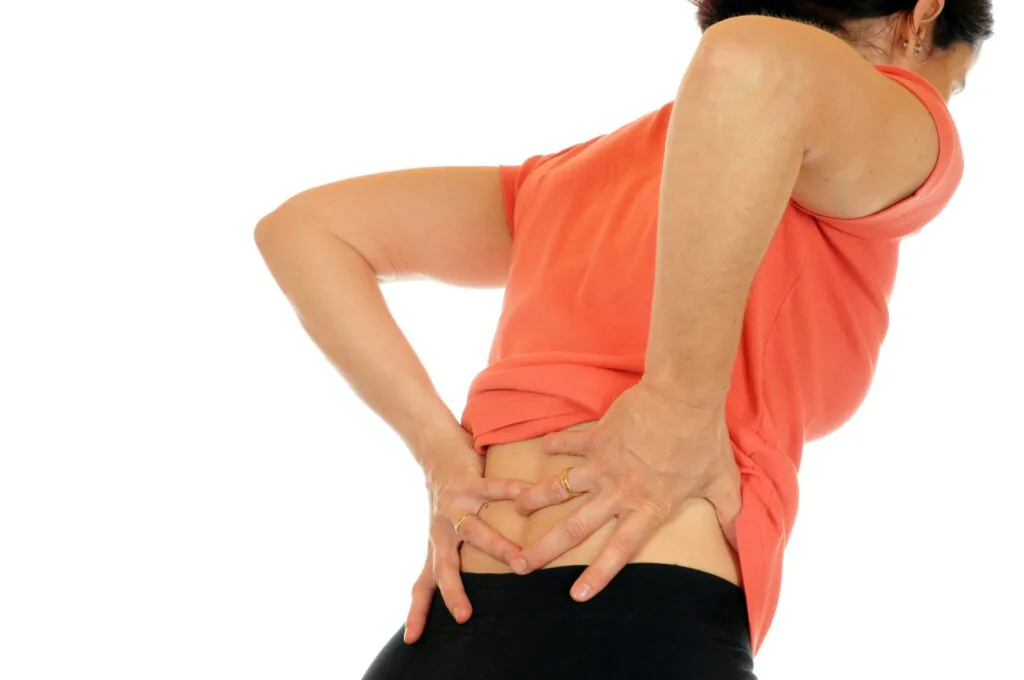 Homem com dor lombar — causas e quando procurar um especialista