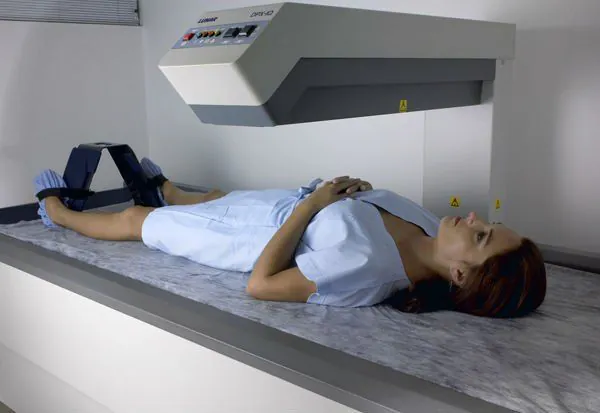 Exame de densitometria óssea para diagnóstico de osteoporose