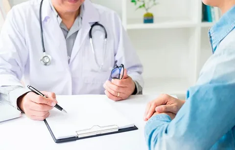 Paciente em recuperação pós-operatória após cirurgia de coluna cervical