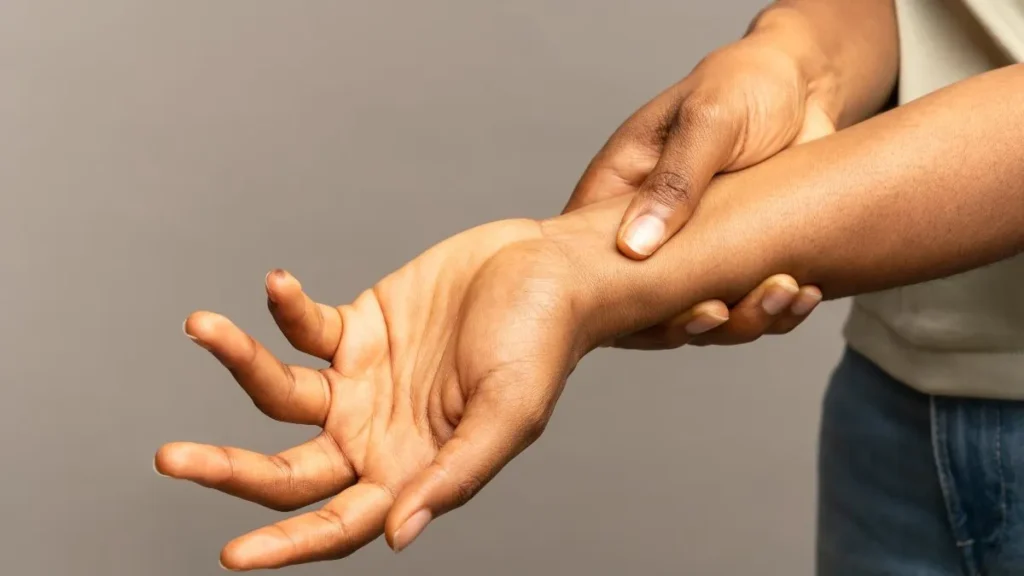 Homem com dor no pescoço irradiando para o braço — sintomas de hérnia cervical